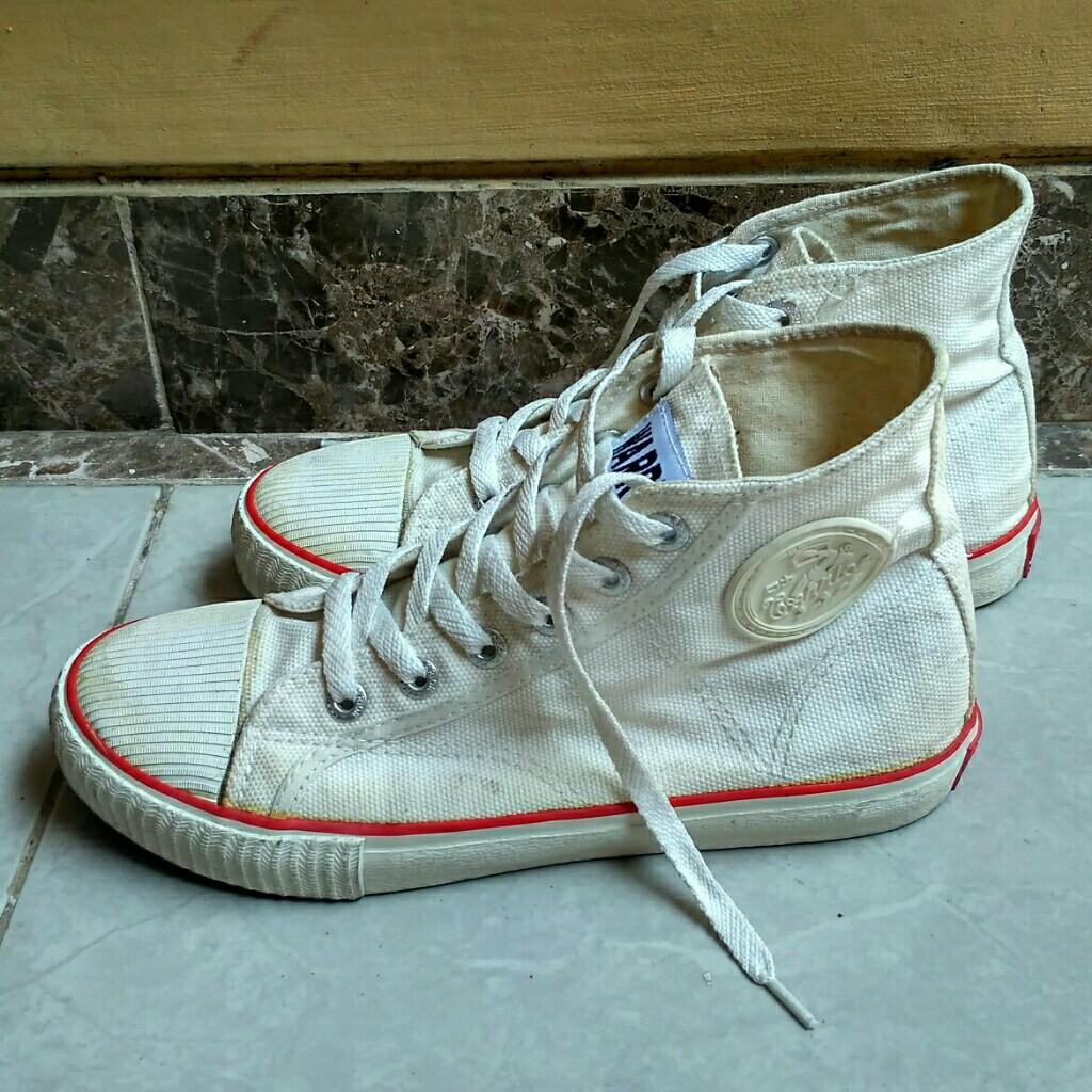 Sepatu Warrior High Warna Putih Serba Serbi Others Di Carousell