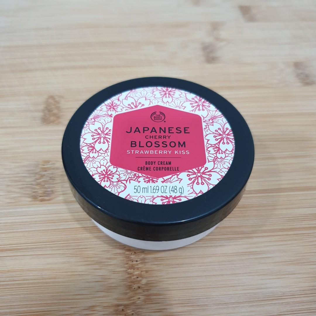 THE BODY SHOP Japanese Cherry Blossom Strawberry Kiss Body cream
