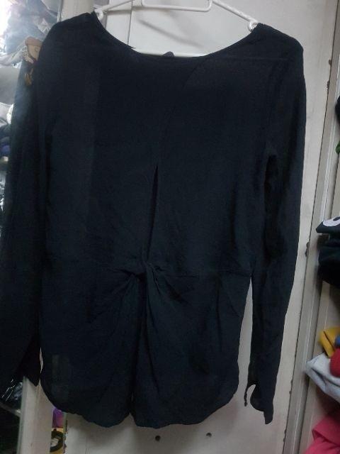 Zara Tieknot Top (Category: Blouses) located in Mandaluyong City. Submitted by mnlpicks (Listing ID 256104947, Image 2). Description: Size: XS / EU 34 / UK 6 / US 2 Brand: Zara.
