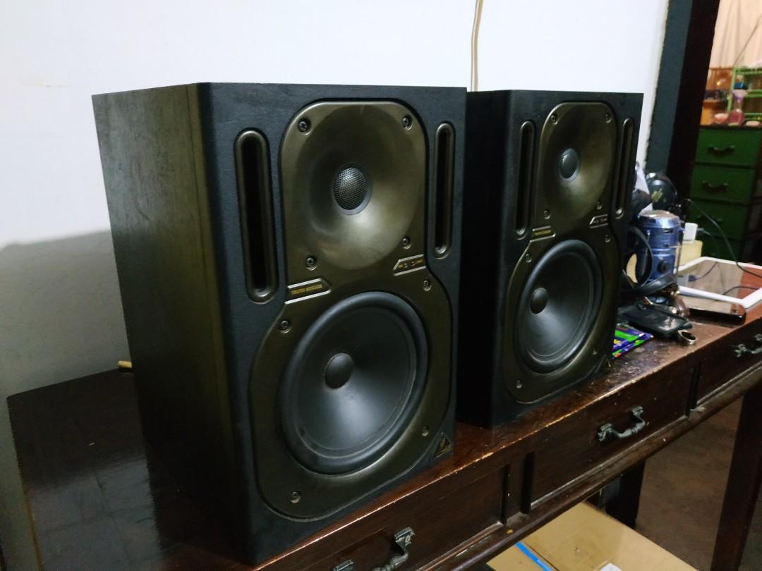 Behringer B2030A monitor studio speaker flat