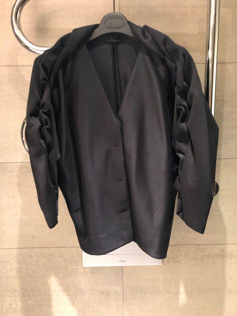 Cos Jacket （分類：外套及戶外衣服）位於 Hong Kong。 由 mr.monopoly 提交（商品編號 256389607，圖片 1）。簡介： 100% new 。
