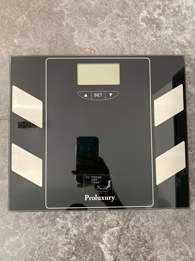 PROLUXURY ELECTRIC BODY FAT WEIGHING SCALE WITH BATTERY, 傢俬＆家居, 其他, 家居