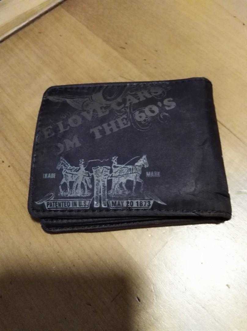 Wallet (Category: Wallets & Card Holders) located in Singapore. Submitted by 1048ar (Listing ID 256325232, Image 3). Description: As it is.