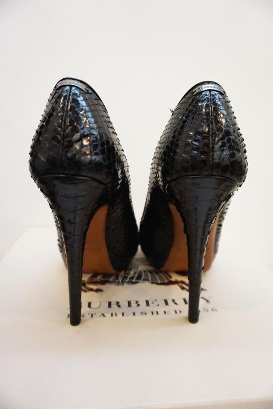 Burberry Python Open toe Heels （分類：高跟鞋）位於 Hong Kong。 由 bubblgy 提交（商品編號 256553935，圖片 3）。簡介： Used 1 time indoor. 99% new. Come without box and dust bag。