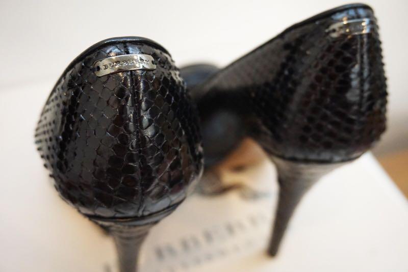 Burberry Python Open toe Heels （分類：高跟鞋）位於 Hong Kong。 由 bubblgy 提交（商品編號 256553935，圖片 2）。簡介： Used 1 time indoor. 99% new. Come without box and dust bag。