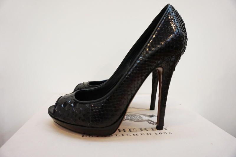 Burberry Python Open toe Heels （分類：高跟鞋）位於 Hong Kong。 由 bubblgy 提交（商品編號 256553935，圖片 1）。簡介： Used 1 time indoor. 99% new. Come without box and dust bag。