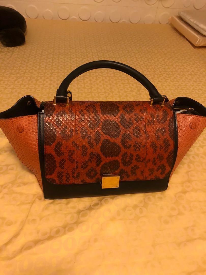 Celine Limited Edition 橙色蛇皮配黑色身手袋 14年從韓國duty Free 購入 香港專門店也沒有蛇皮配袋 原價usd3 1xx 00 袋底及金扣有少許花 八成新