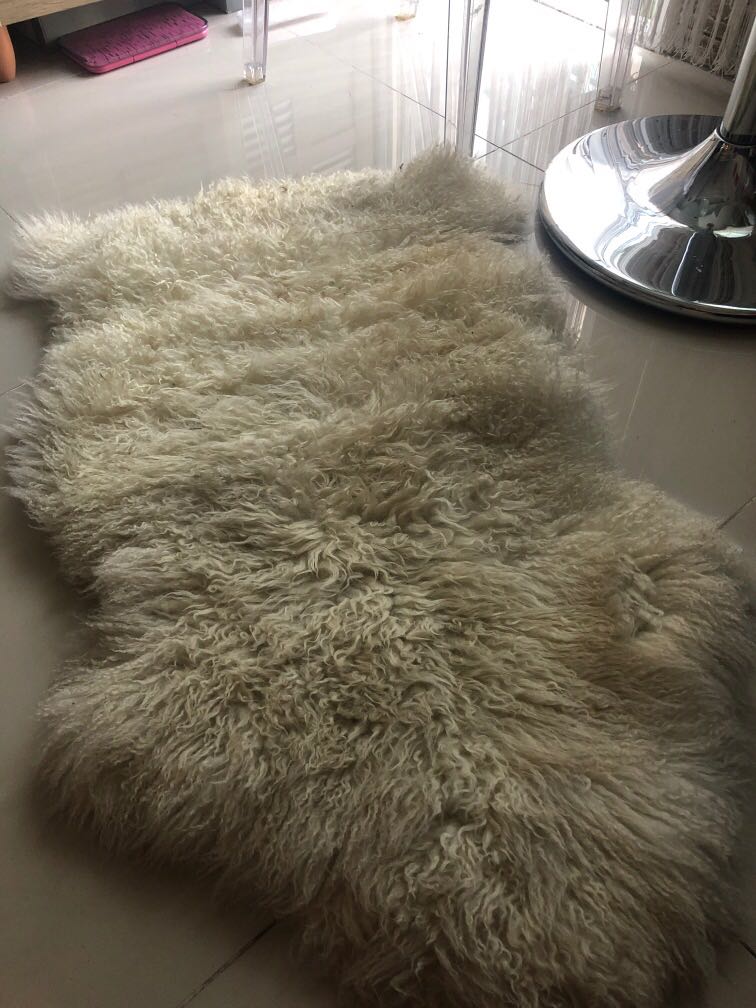 White Furry Rug, Furniture & Home Living, Cleaning & Homecare Supplies