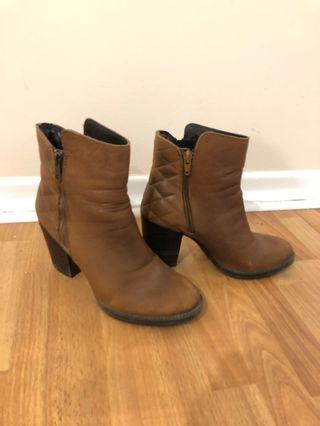 Steve Madden brown leather heeled booties (size 6)