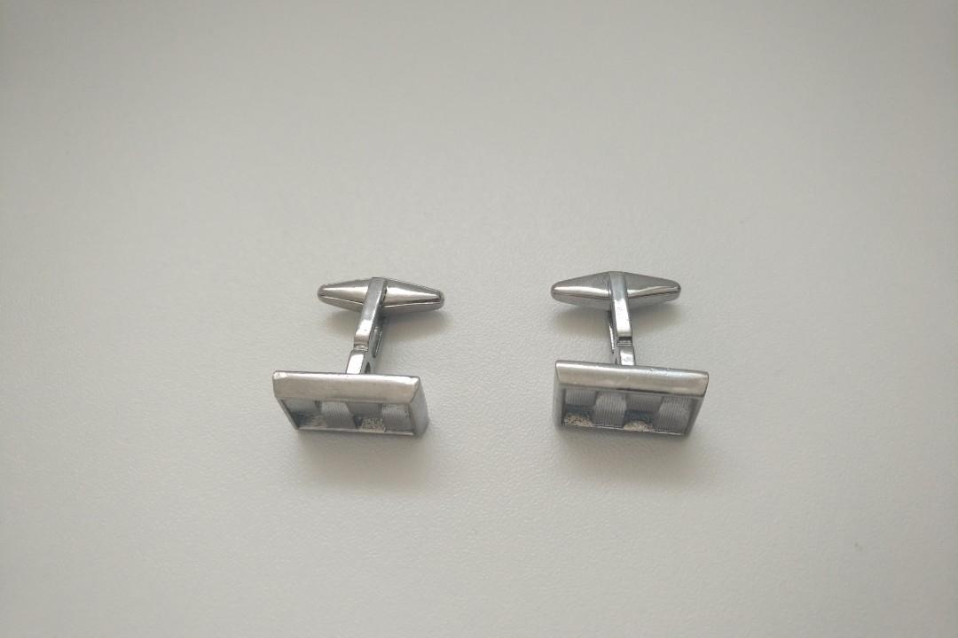 Cufflink (Category: Jewelry) located in Singapore. Submitted by lhyncaptan (Listing ID 256692361, Image 3). Description: Slightly use.