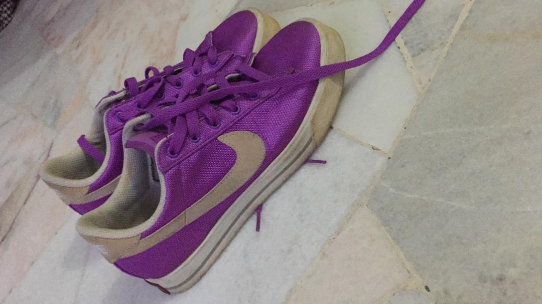 Nike purple shoe, Sports, Athletic 
