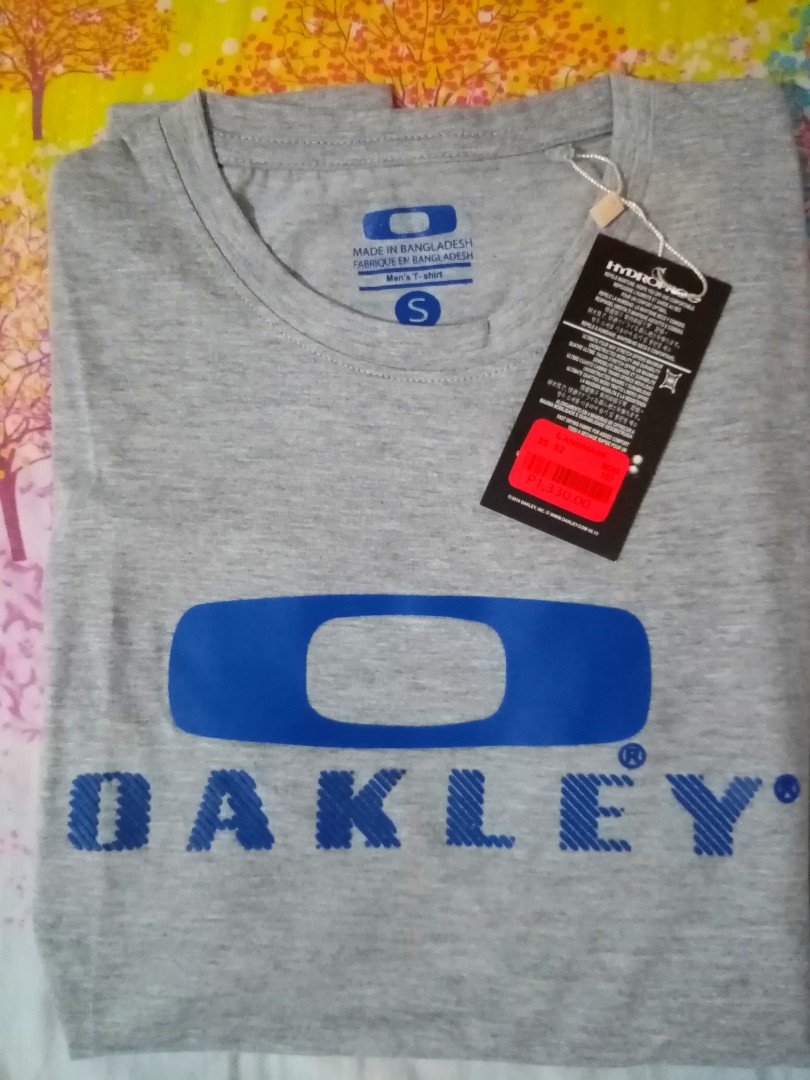Original Oakley Men's T-shirt (still with price tag), Men's Fashion, Tops &  Sets, Formal Shirts on Carousell