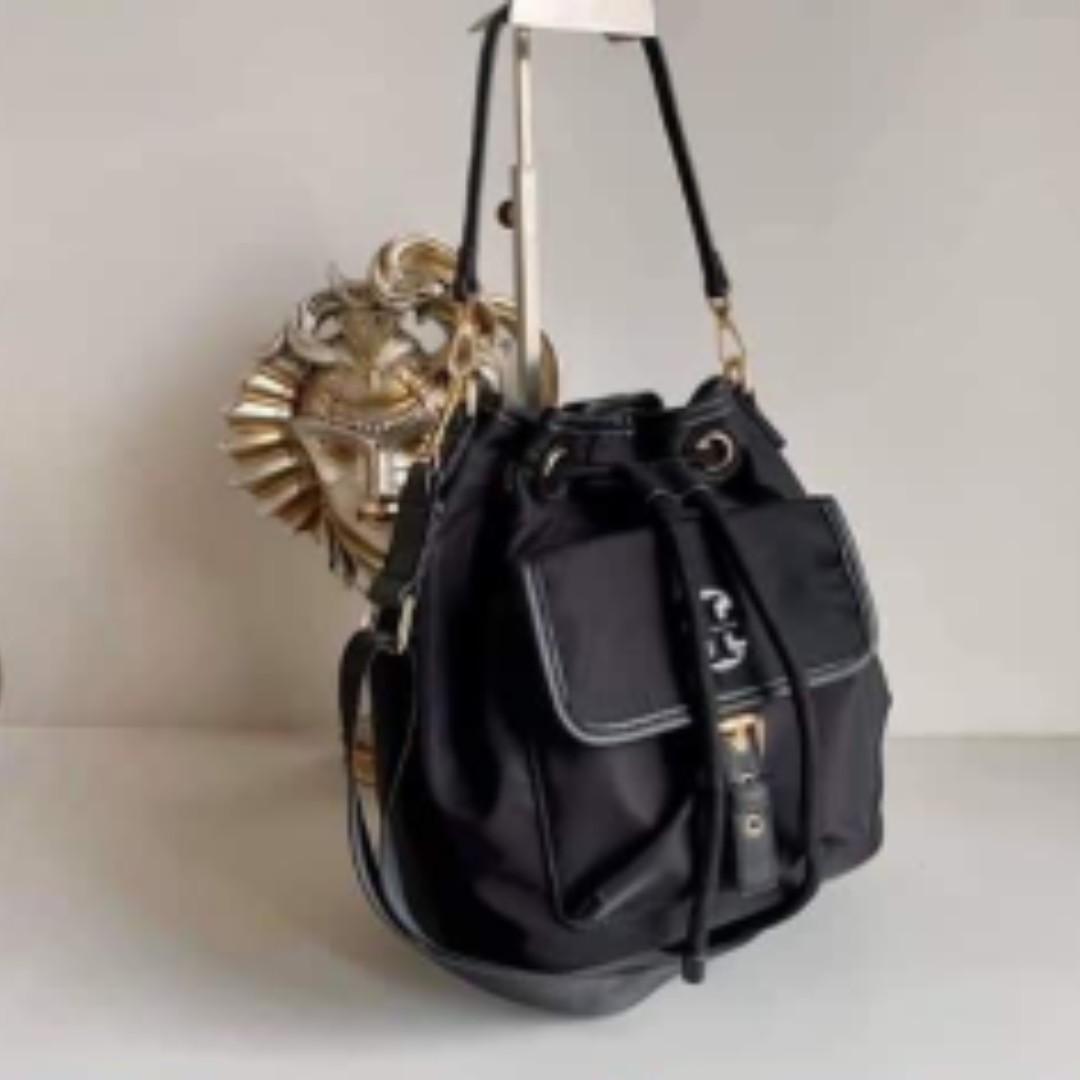 Tory burch hotsell scout drawstring crossbody