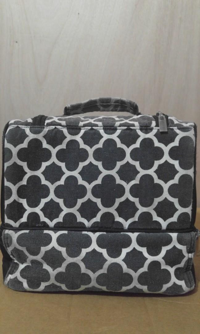 Breastmilk bag insulated bag (Category: Breastfeeding & Bottle Feeding) located in Quezon City. Submitted by xanmer (Listing ID 256968681, Image 3). Description: Preloved insulated bag. Please manage your expectation. Medyo kupas na color since it is black..