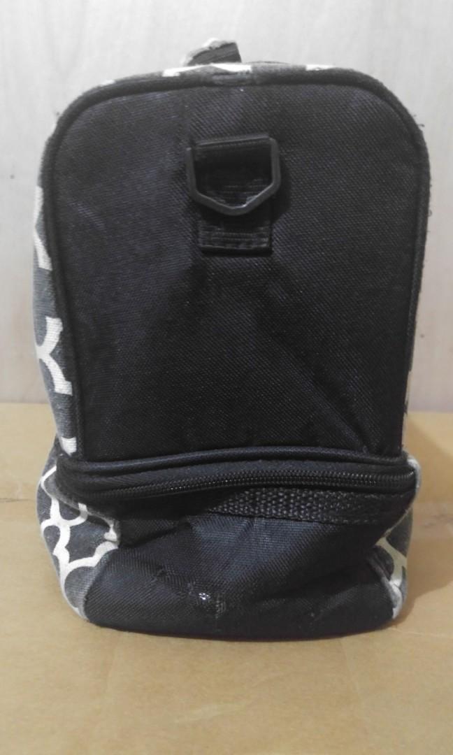 Breastmilk bag insulated bag (Category: Breastfeeding & Bottle Feeding) located in Quezon City. Submitted by xanmer (Listing ID 256968681, Image 2). Description: Preloved insulated bag. Please manage your expectation. Medyo kupas na color since it is black..
