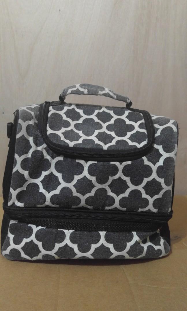 Breastmilk bag insulated bag (Category: Breastfeeding & Bottle Feeding) located in Quezon City. Submitted by xanmer (Listing ID 256968681, Image 1). Description: Preloved insulated bag. Please manage your expectation. Medyo kupas na color since it is black..