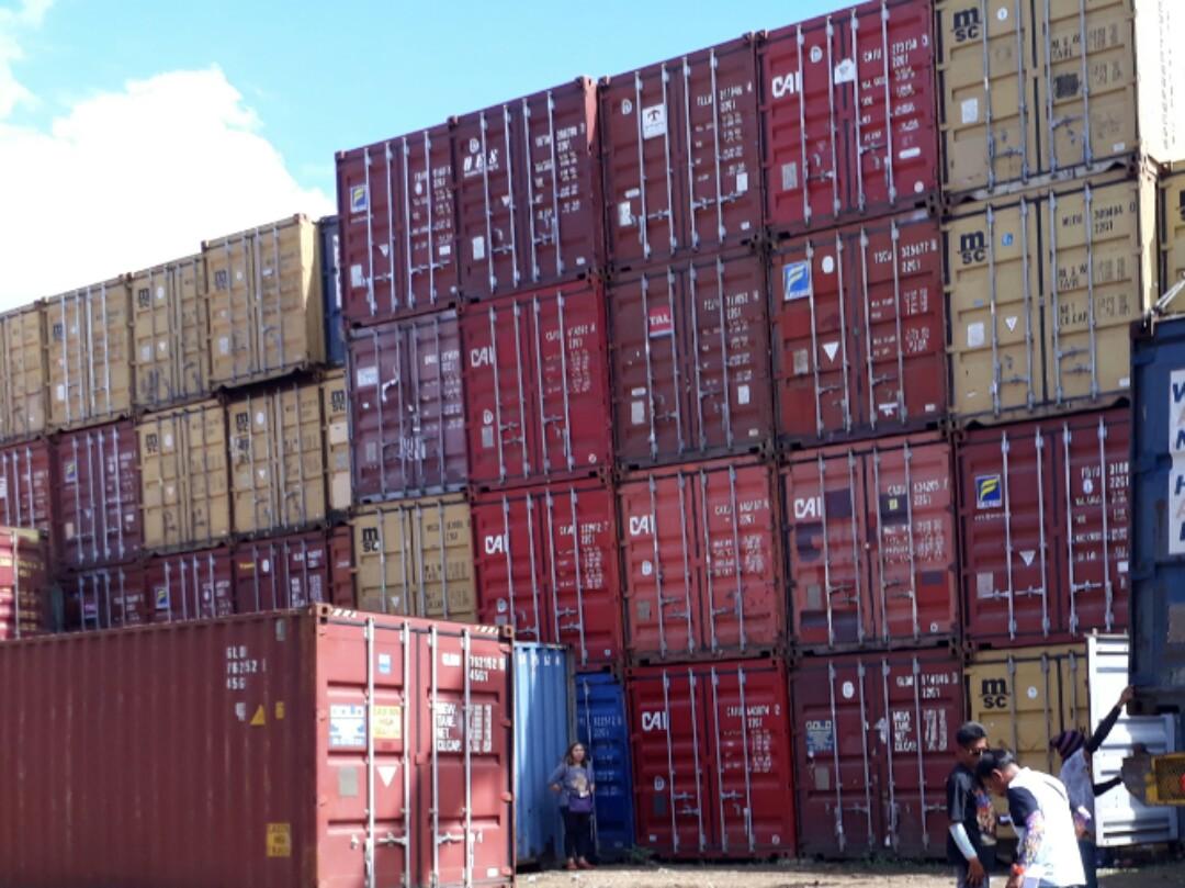 Container Van - Bagsak Presyo (Category: Construction & Building Materials) located in Makati City. Submitted by mariacontainers (Listing ID 256988088, Image 1). Description: Good day! We are trusted seller of Container Vans - Shipping Container with contracts with SMART Communications, Camella Homes and other Construction companies. We have the lowest price in the market with a variety of class and makes. You could use it for Construction Purpos