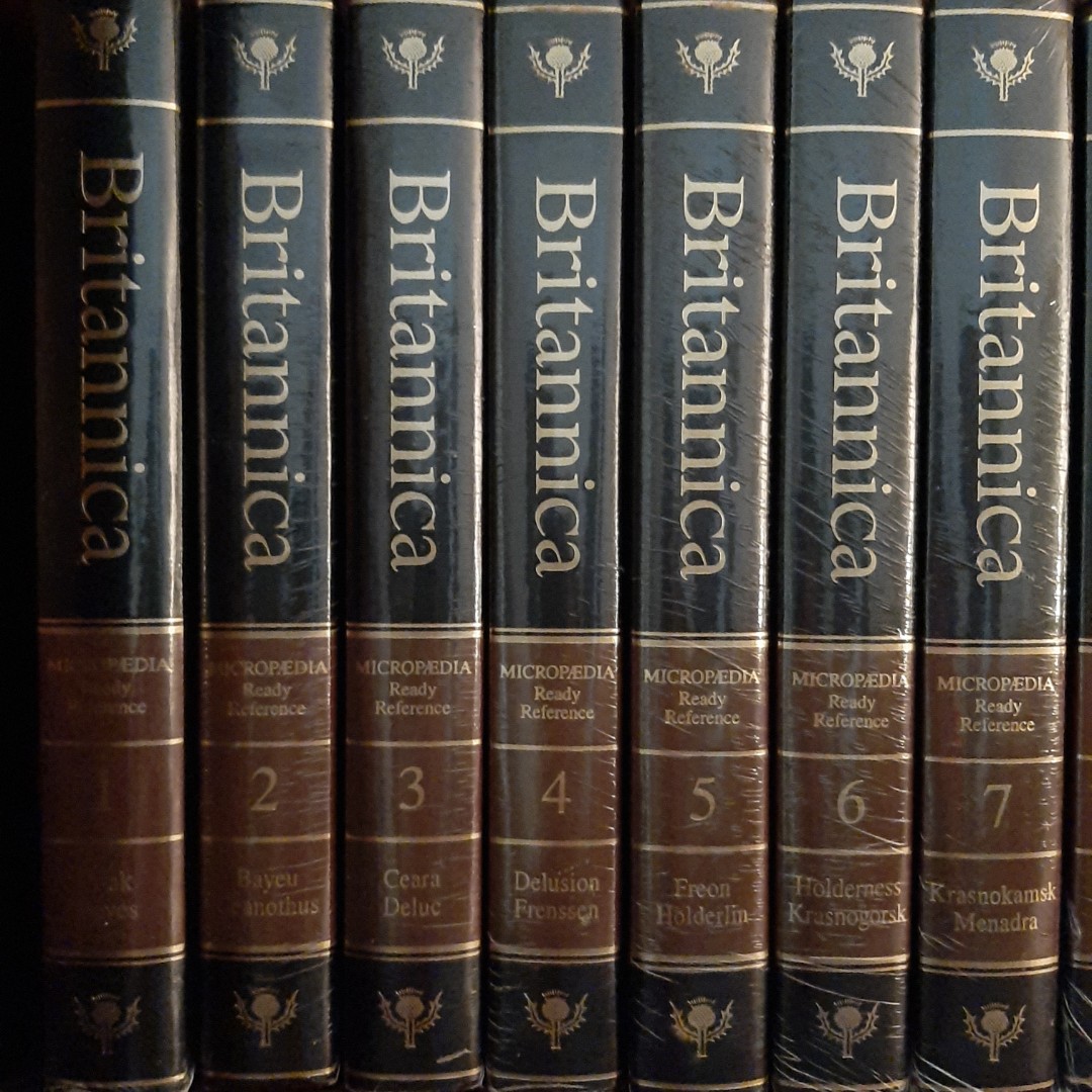 Buku Encyclopedia Britannica, Buku & Alat Tulis, Buku di Carousell