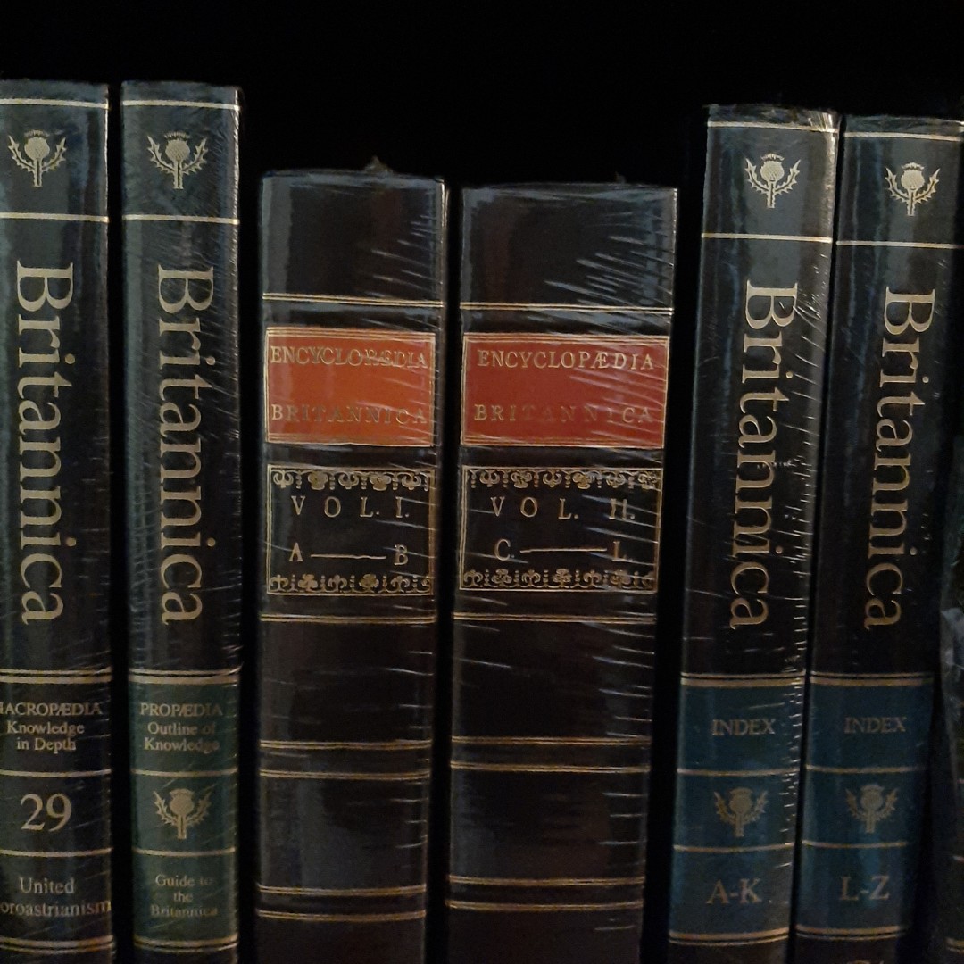 Buku Encyclopedia Britannica, Buku & Alat Tulis, Buku di Carousell