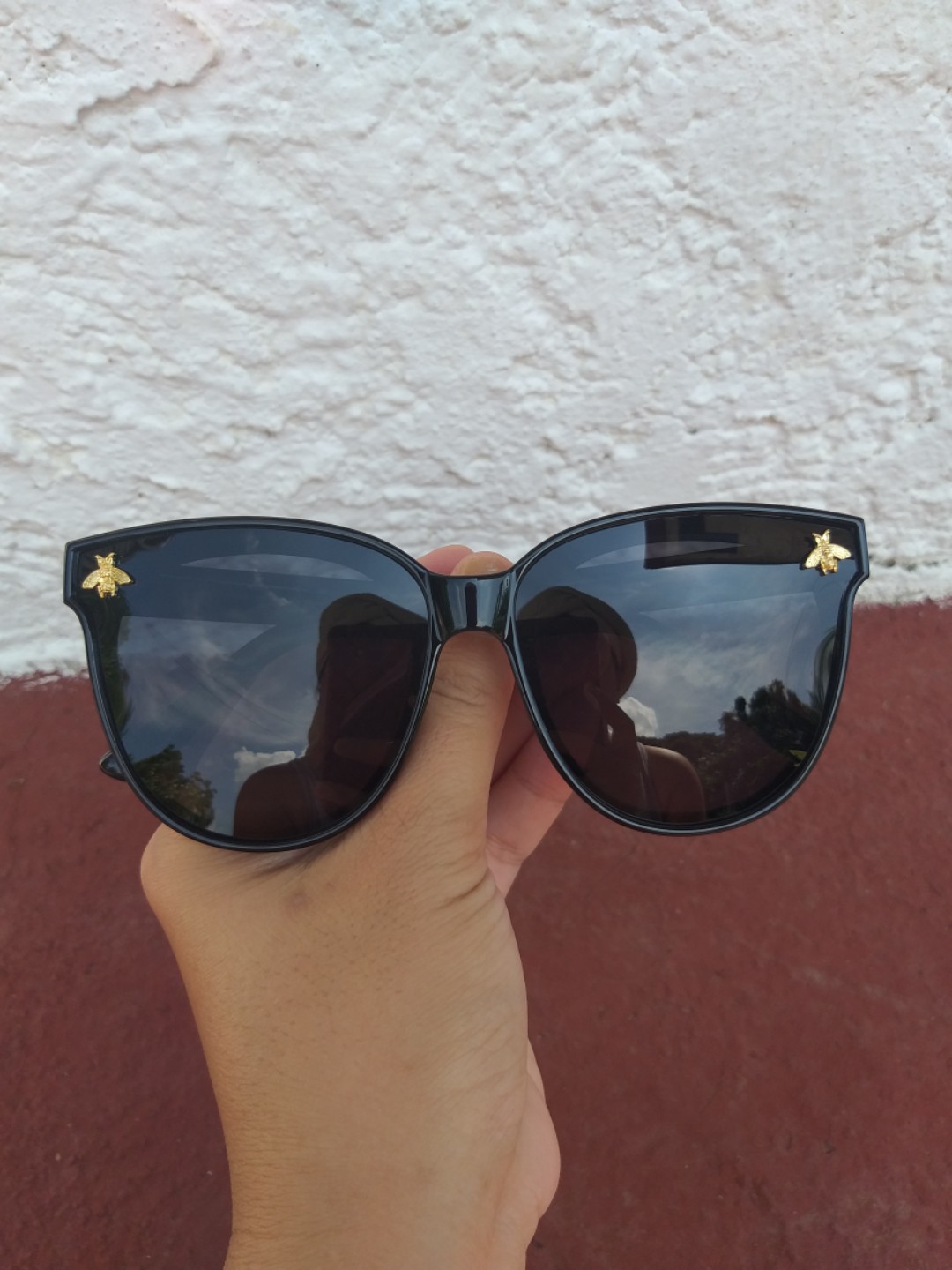 black gucci sunglasses with red stripe