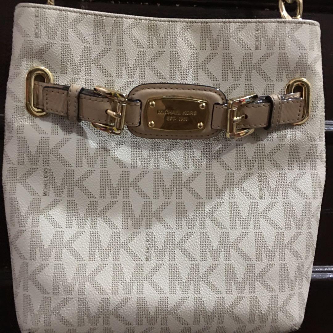 Michael Kors Vanilla Crossbody (Category: Luxury Bags & Wallets) located in Las Pinas. Submitted by emsjared (Listing ID 257260134, Image 1). Description: michael kors crossbody bag 100% guaranteed Authentic.
