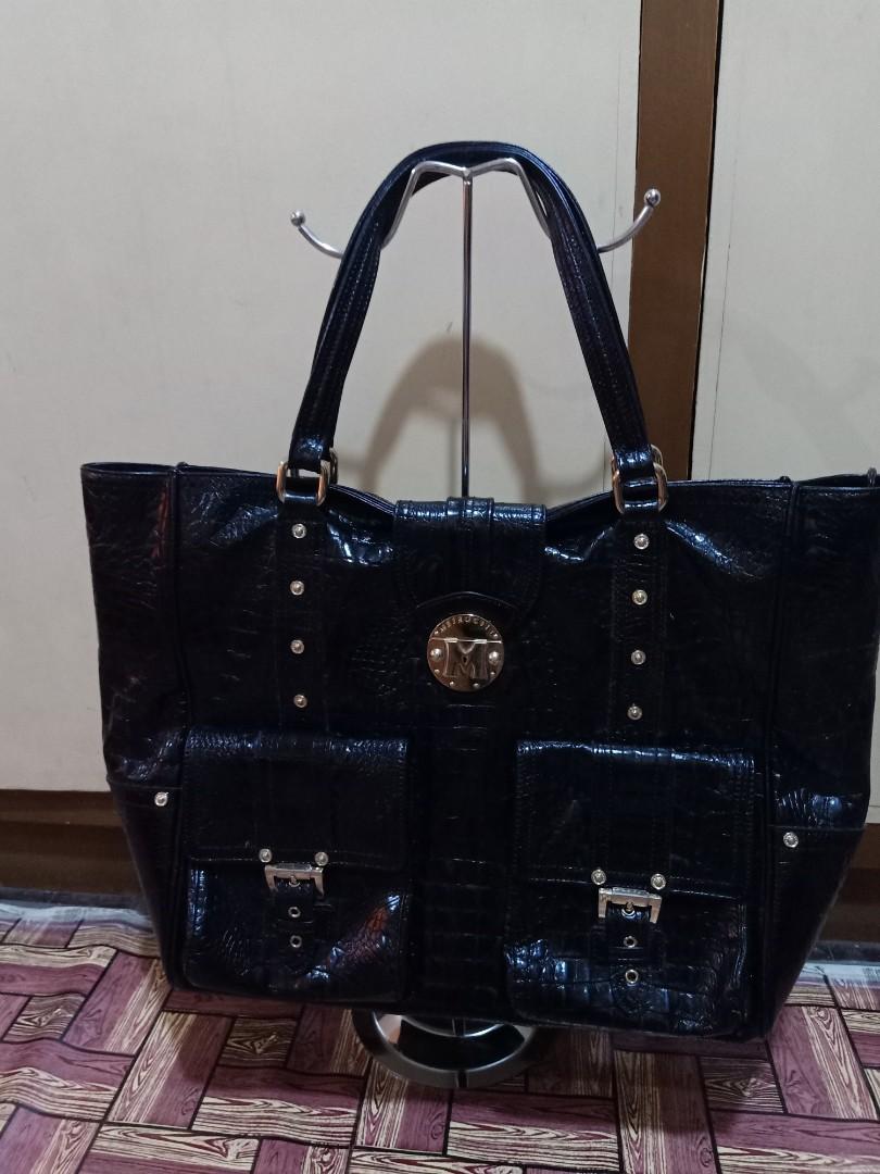 Metrocity Laptop Bag For Sale (Category: Tote Bags) located in Binangonan. Submitted by meglopez (Listing ID 257339212, Image 1). Description: Preloved bag and original. Location is Binangonan, Rizal. Payment thru BPI or other remittance centers. Reason for selling: For medical expenses..