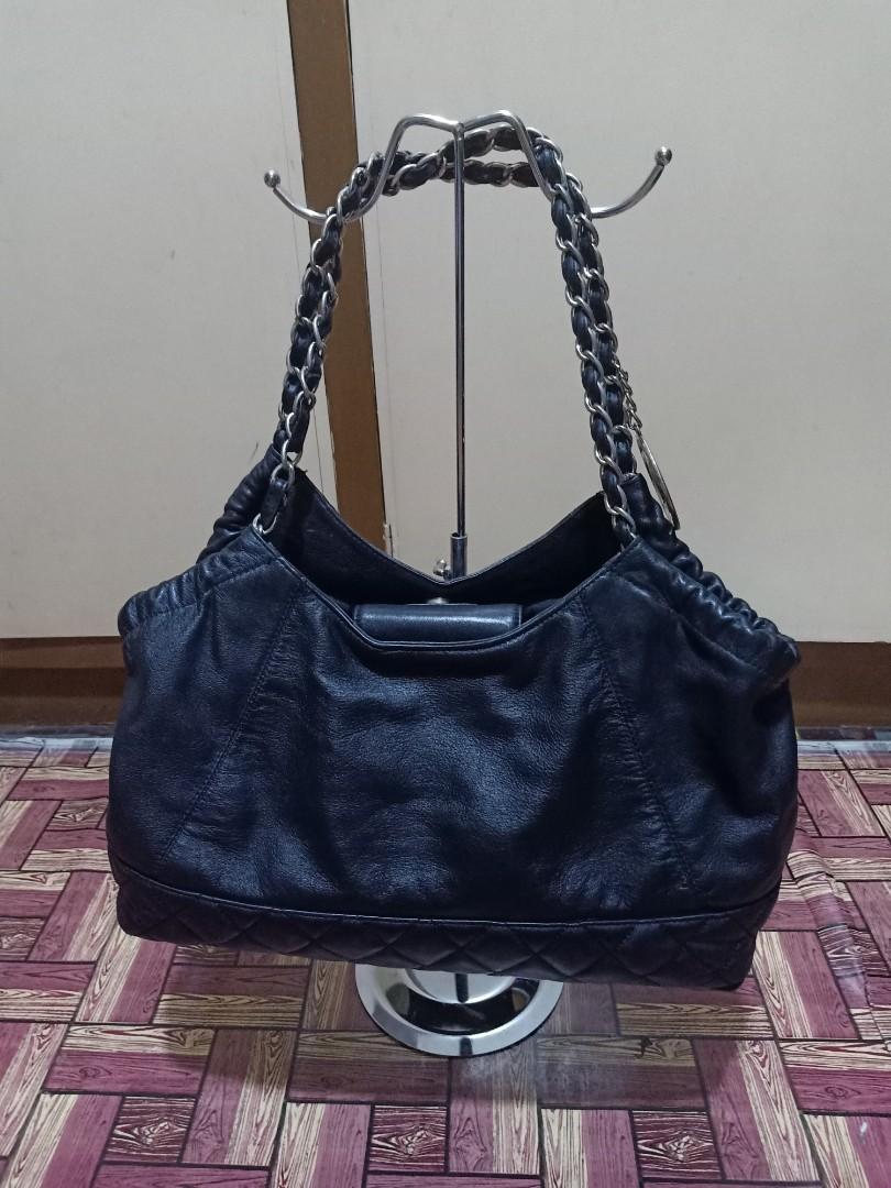 Preloved Chanel bag for sale (Category: Purses & Pouches) located in Binangonan. Submitted by meglopez (Listing ID 257431161, Image 2). Description: Selling preloved bag. Authenticity not guaranteed for this bag but in very good condition. Price includes shipping. Kindly PM if interested..