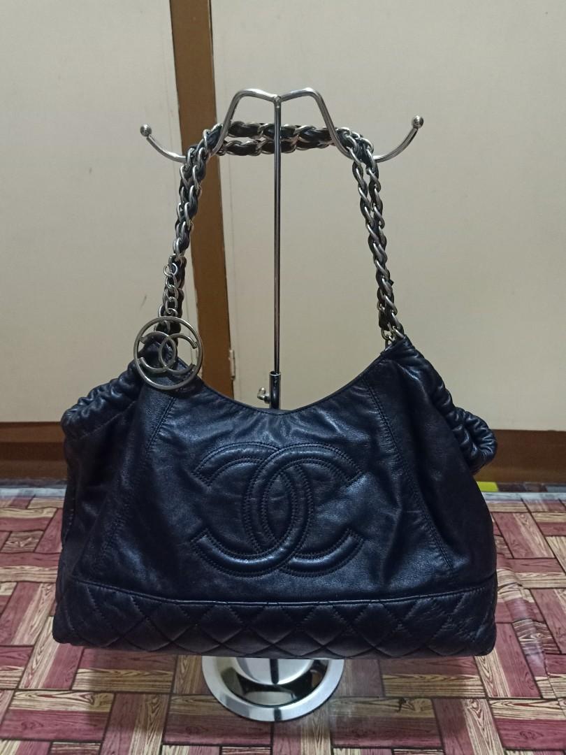Preloved Chanel bag for sale (Category: Purses & Pouches) located in Binangonan. Submitted by meglopez (Listing ID 257431161, Image 1). Description: Selling preloved bag. Authenticity not guaranteed for this bag but in very good condition. Price includes shipping. Kindly PM if interested..