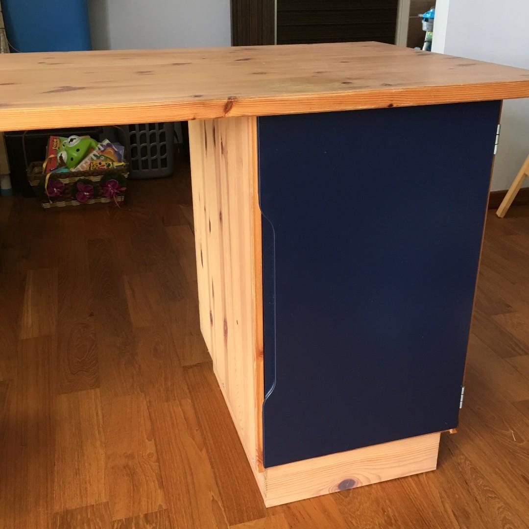 study desk (Category: Tables & Sets) located in Singapore. Submitted by mistercee (Listing ID 257330783, Image 3). Description: moving out sale! solid table, good condition. negotiable..