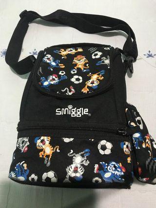 Aut Smiggle lunch box