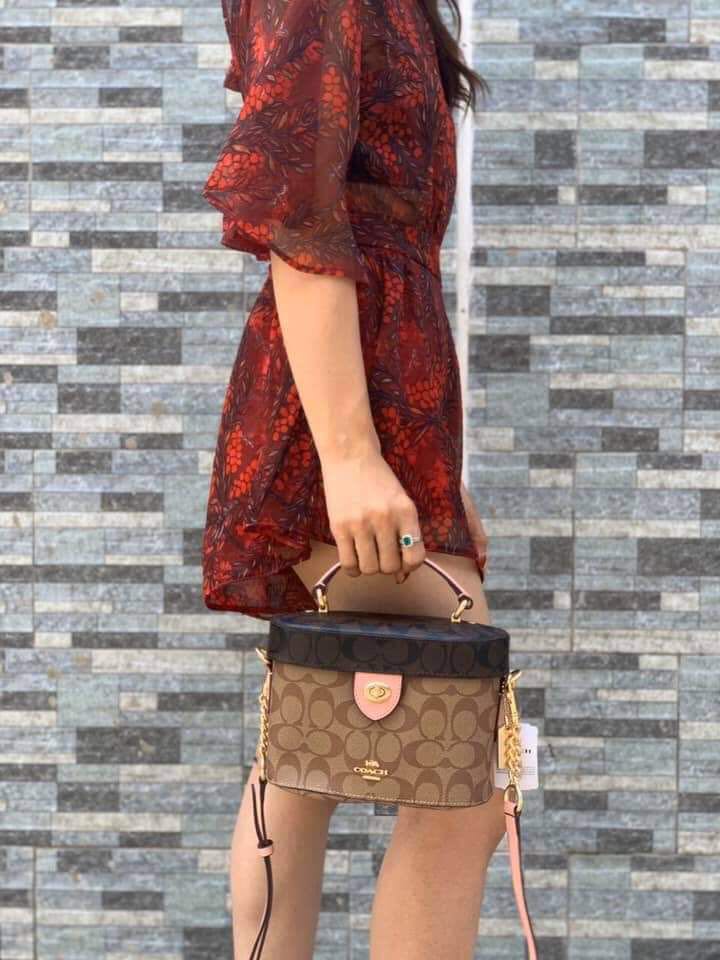 Coach kay crossbody 2025 in blocked signature canvas