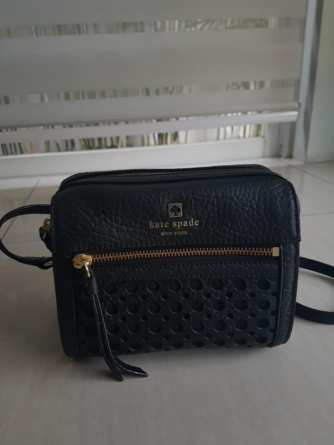 Kate Spade Perri Lane Bubble Looloo Crossbody (Category: Luxury Bags & Wallets) located in Pasig City. Submitted by sc0f1eld (Listing ID 257603822, Image 3). Description: - Bag measure 7"L,5.5"H,4"D and 21" Strap Drop - firm price - Only accepts BDO or BPI payment - Shipping is scheduled on weekends only but can accommodate weekday Grab Express/Lalamove pickups.