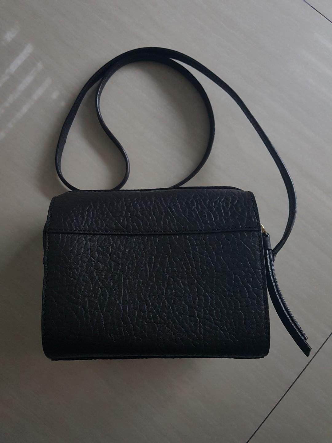 Kate Spade Perri Lane Bubble Looloo Crossbody (Category: Luxury Bags & Wallets) located in Pasig City. Submitted by sc0f1eld (Listing ID 257603822, Image 2). Description: - Bag measure 7"L,5.5"H,4"D and 21" Strap Drop - firm price - Only accepts BDO or BPI payment - Shipping is scheduled on weekends only but can accommodate weekday Grab Express/Lalamove pickups.