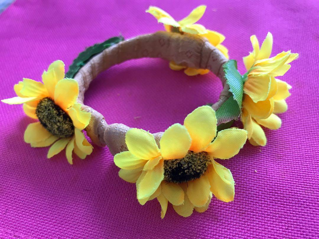 Sunflower Bangle (Category: Bracelets) located in Singapore. Submitted by beubeads (Listing ID 257549919, Image 2). Description: Opening is at the back.