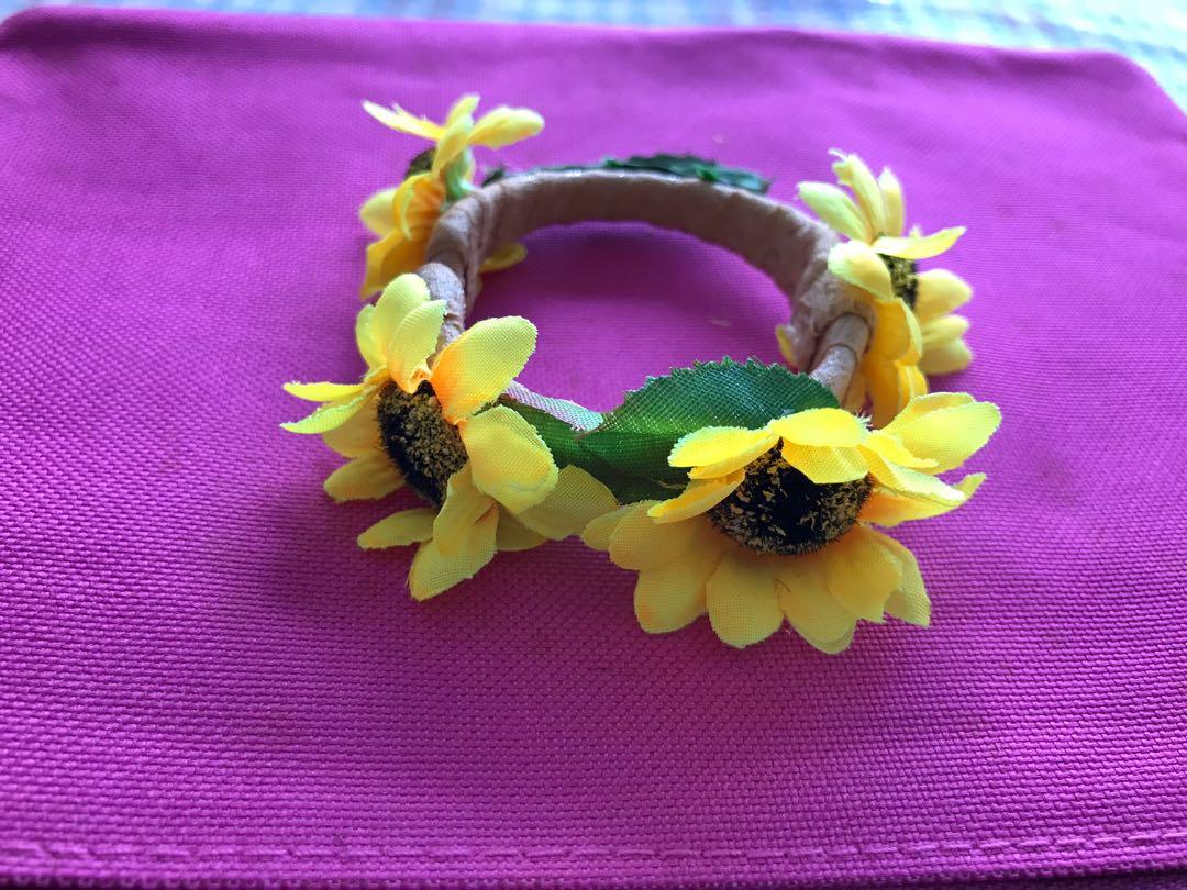 Sunflower Bangle (Category: Bracelets) located in Singapore. Submitted by beubeads (Listing ID 257549919, Image 5). Description: Opening is at the back.