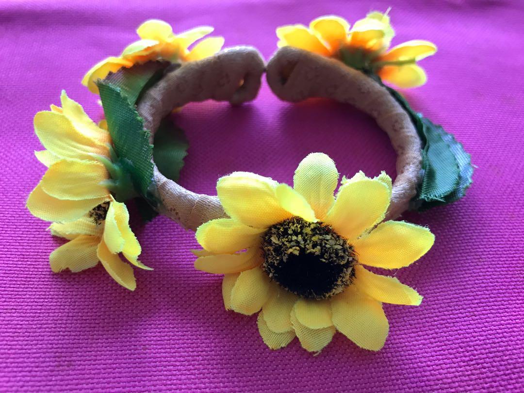 Sunflower Bangle (Category: Bracelets) located in Singapore. Submitted by beubeads (Listing ID 257549919, Image 1). Description: Opening is at the back.