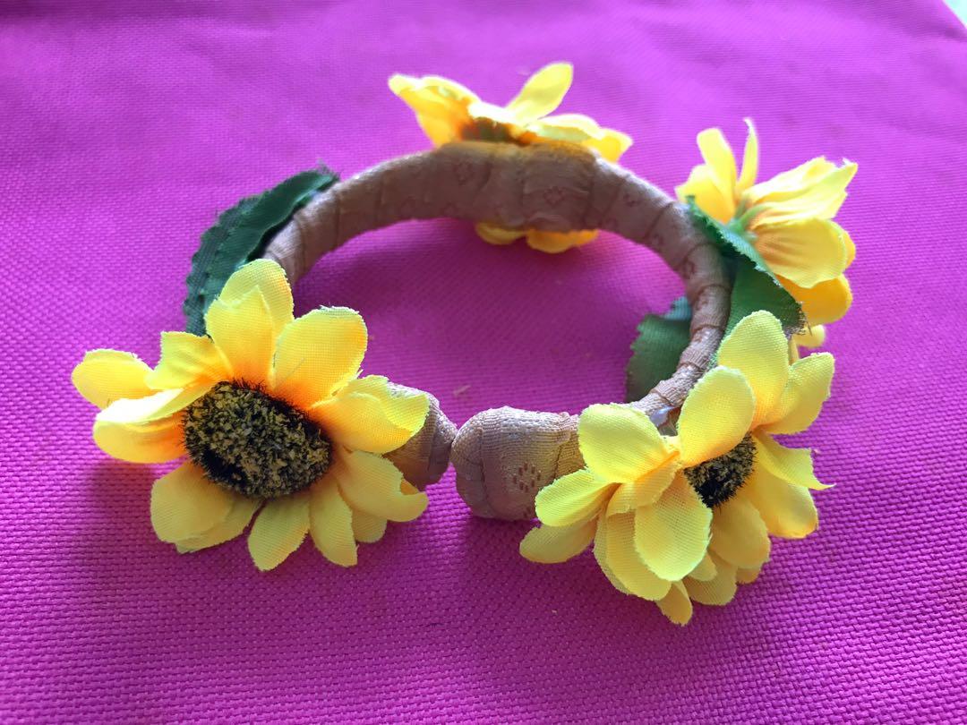 Sunflower Bangle (Category: Bracelets) located in Singapore. Submitted by beubeads (Listing ID 257549919, Image 3). Description: Opening is at the back.