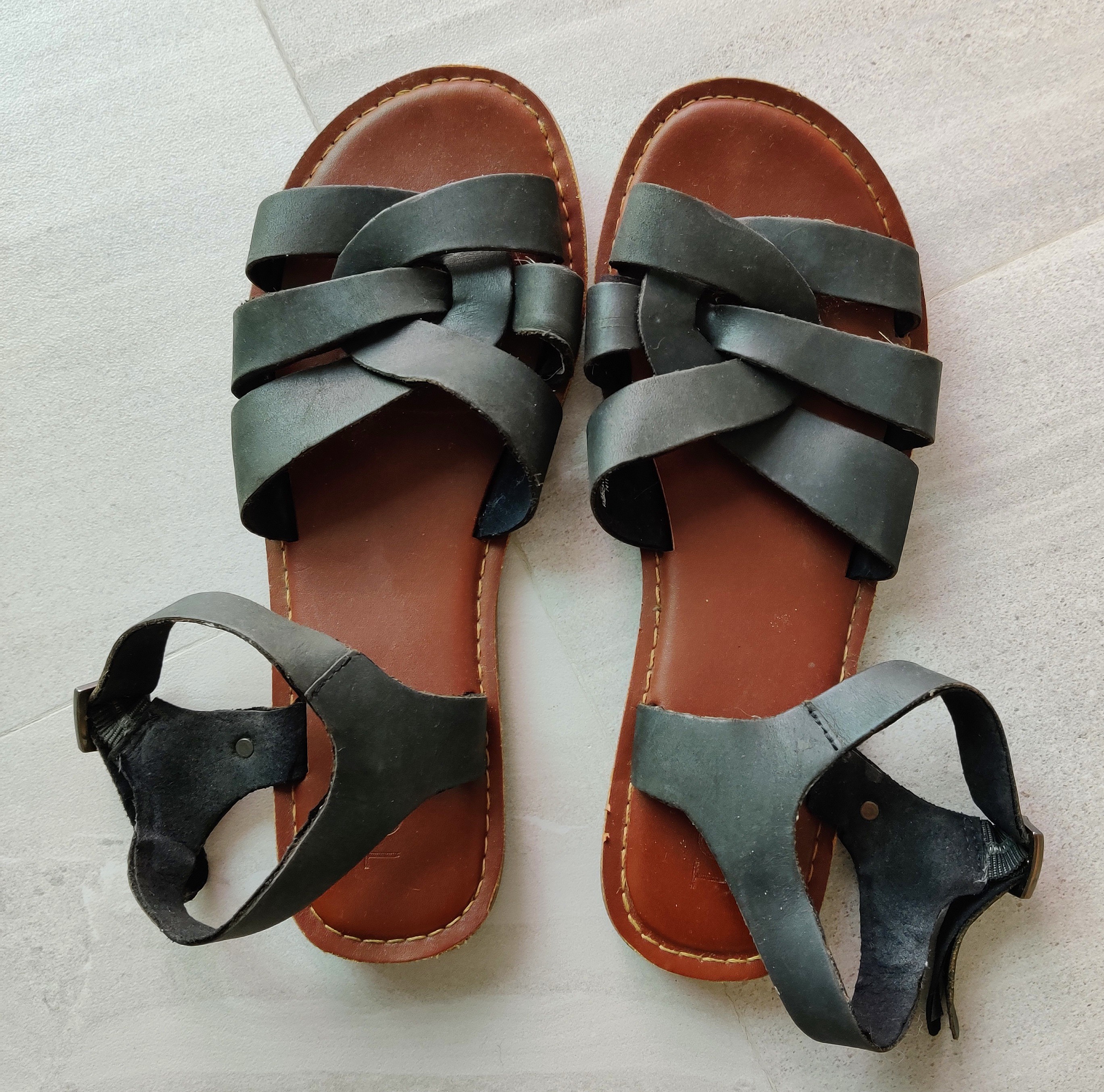 TOMS Zoe black leather flat sandals