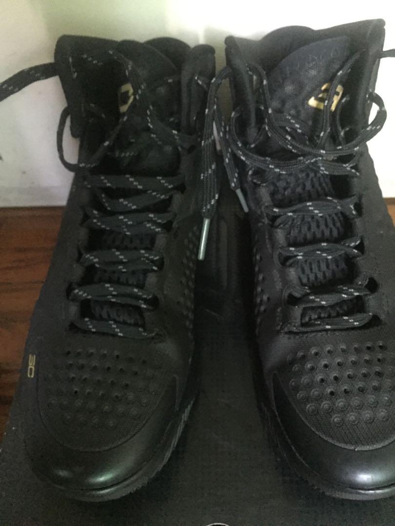 Tênis Under Armour Curry 1 Black and Gold Banner