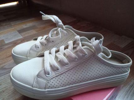 Sneakers Cardinal Putih