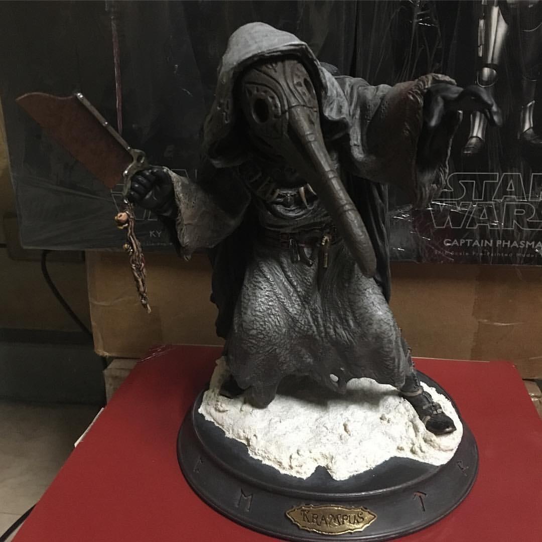 Collectors display Weta Krampus Dark Elf 2 16 Scale Statue