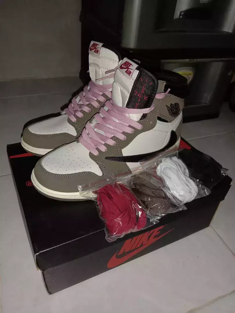 Nike Air Jordan 1 Travis Scott Size 43, Fesyen Pria, Sepatu , Sneakers di  Carousell