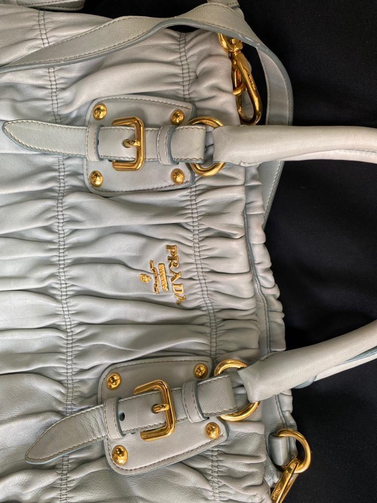 Prada （分類：手袋及銀包）位於 Hong Kong。 由 caimei629 提交（商品編號 257688372，圖片 3）。簡介： 100%real 輕微使用痕跡！金屬位冇退色 淺淺藍色大袋有長帶 專門店購入16xxx 實属真品💕💕💕 非誠勿擾🙏。