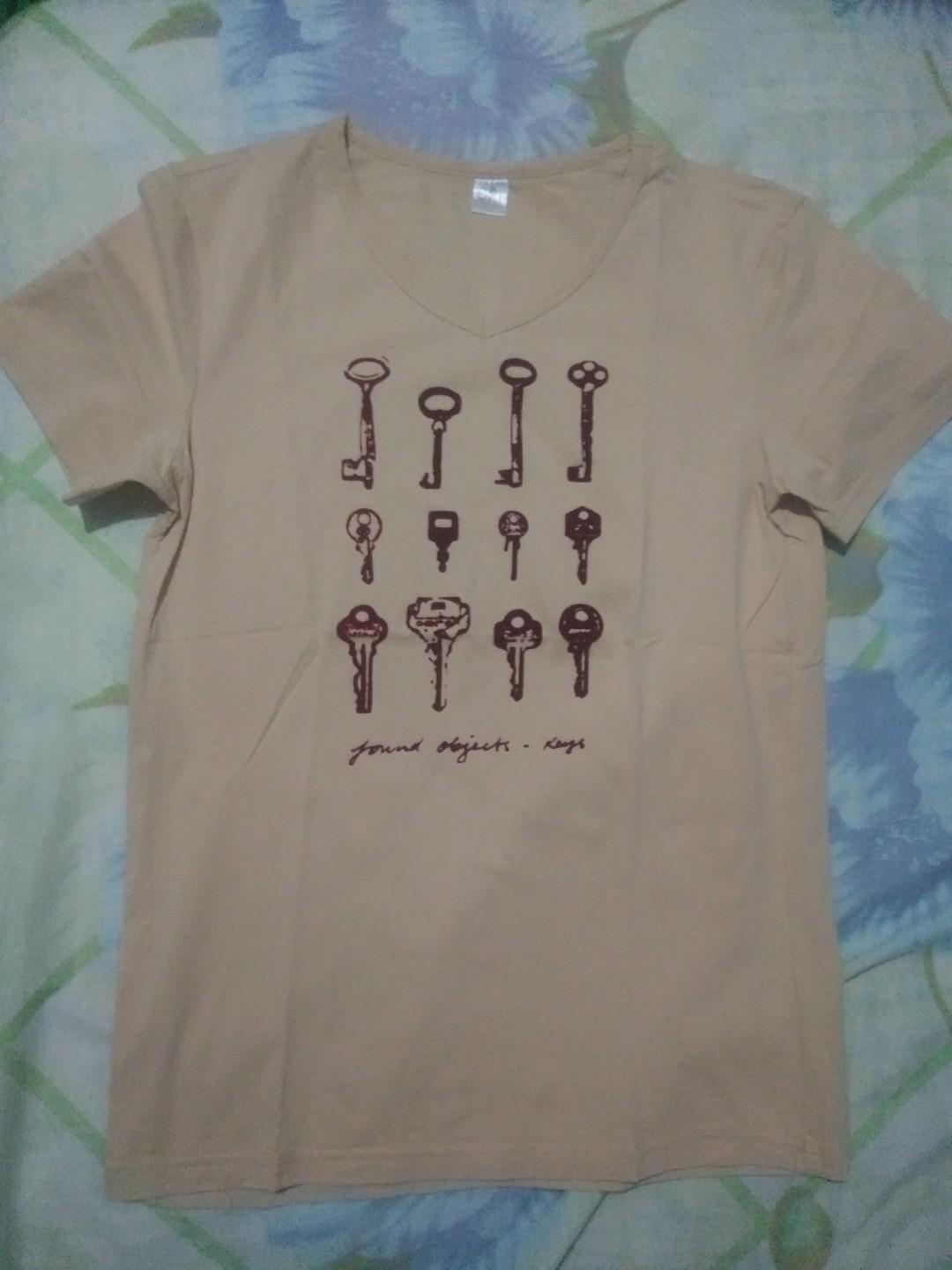 V-neck top with velvet print (Category: Blouses) located in Quezon City. Submitted by ohhlalawho (Listing ID 257822843, Image 1). Description: V-neck. Fits small-medium. Stretchy fabric. Was my favorute but I gained weight and can't fit this any more. Still in very good condition..