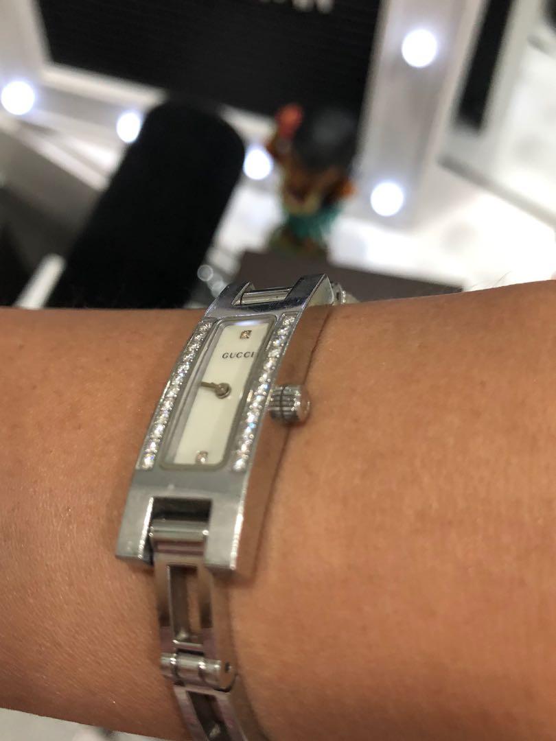 Worth US 1 500 101 Authentic GUCCI watch w box Luxury