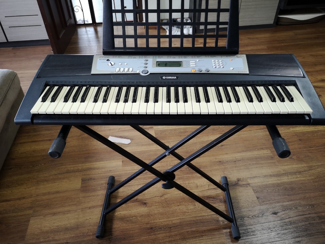 Yamaha PSR E203 keyboard, Hobbies & Toys, Music & Media