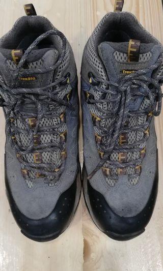 Kasut Hiking Shoes Men S Fashion Carousell Malaysia
