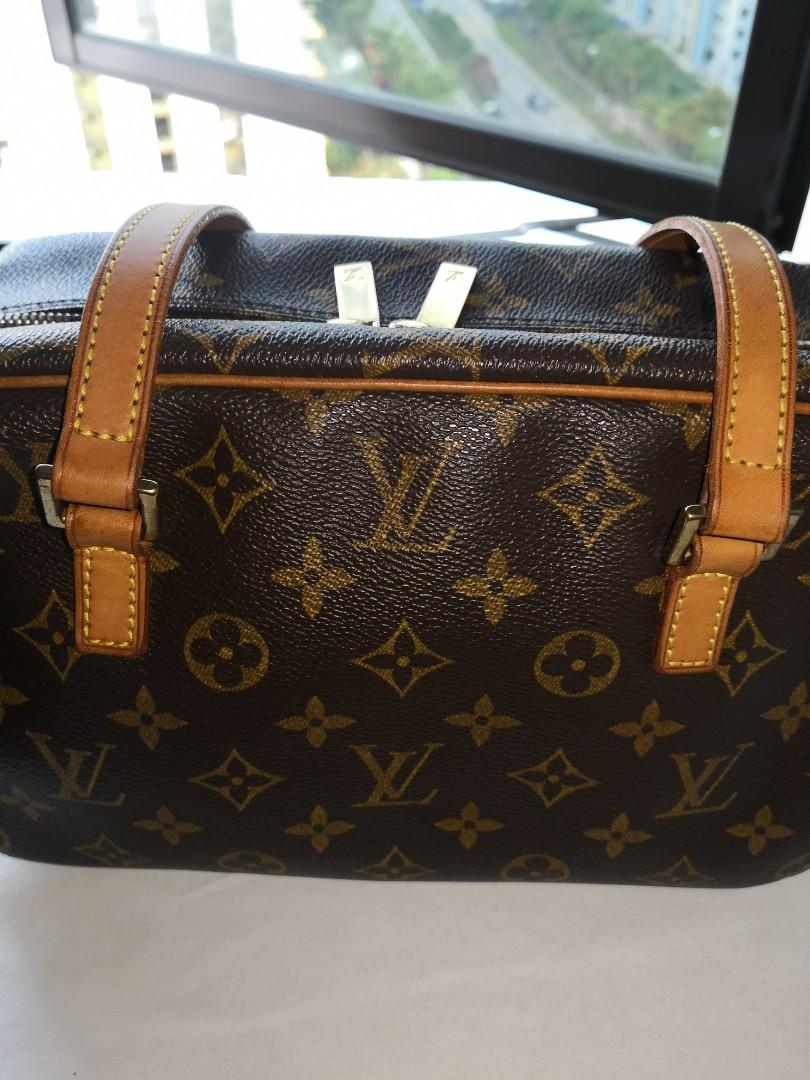 Louis Vuitton 2002 pre-owned Monogram Pochette Cite Shoulder Bag - Farfetch