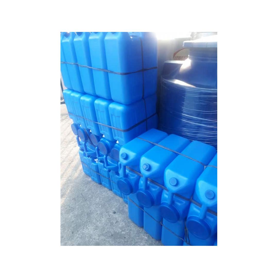 5 gallons Water containers (Category: Water Purifiers & Dispensers) located in Quezon City. Submitted by reo_ma (Listing ID 257903619, Image 2). Description: 5 gallons capacity water containers Class A type.
