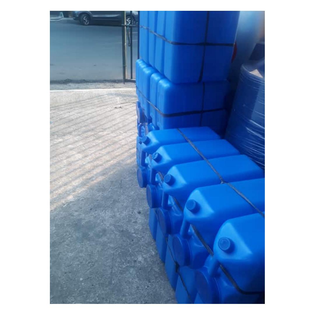 5 gallons Water containers (Category: Water Purifiers & Dispensers) located in Quezon City. Submitted by reo_ma (Listing ID 257903619, Image 3). Description: 5 gallons capacity water containers Class A type.